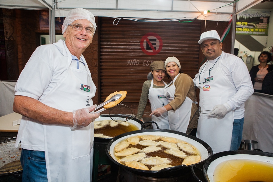 Fogazza sendo frita ao vivo