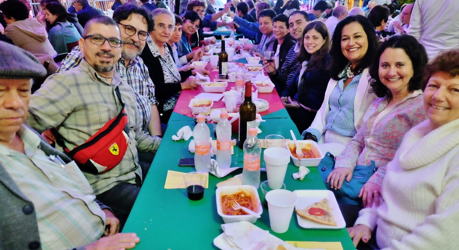 Mesas longas com famílias